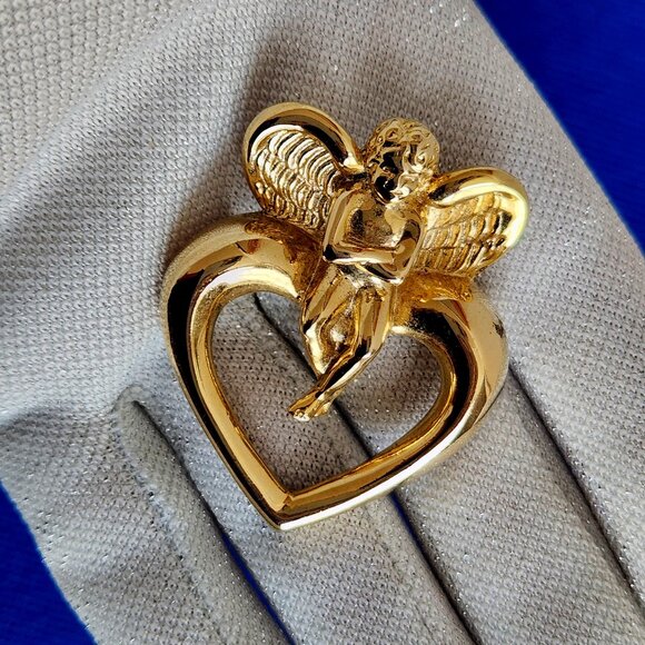 1980-S GIVENCHY SIGNED VINTAGE CUPID AND HEART GOLD TONE BROOCH - Picture 2 of 6